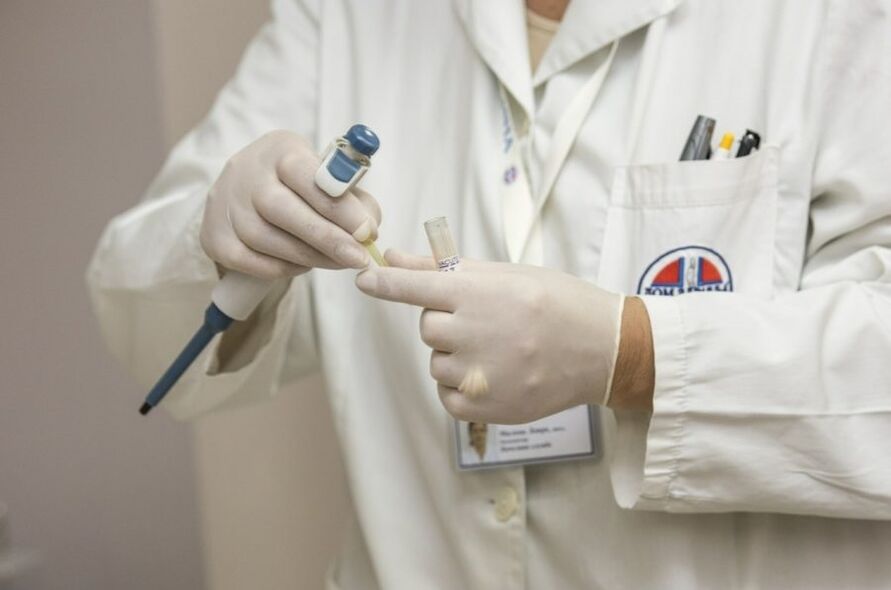 Médico diagnosticando papilomavírus humano